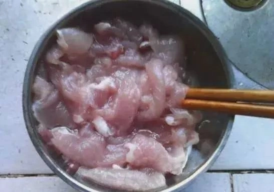 『』炒猪肉时，最忌讳加上“它”！九成人都做错，难怪肉不香不好吃