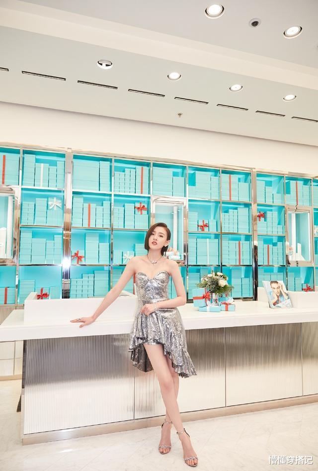 「穿衣搭配」宋祖儿真是长大了，一袭银色亮片裙配三七分短发，轻熟又帅气