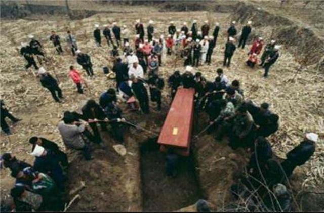 臆说古史|北大教授：如今的殡葬制度就是把过世人当垃圾处理