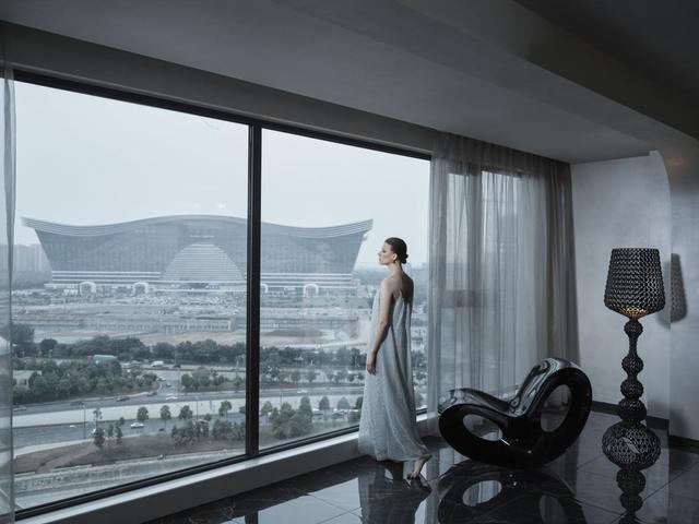 设计师|她的家204㎡,坚持轻奢风,以曲线艺术为主题,堪称教科书设计