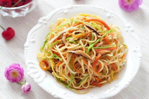 炒面■做炒面时，大部分人没做“这一步”，难怪炒面总是成坨还粘锅