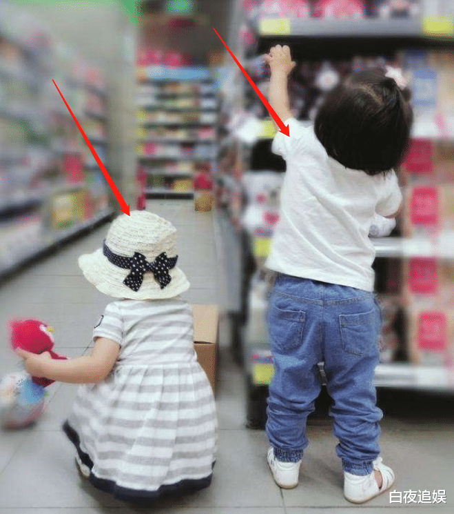 『谢娜』有种“当妈”叫谢娜,都说双胞胎要穿同款才好看,她却偏偏不一样