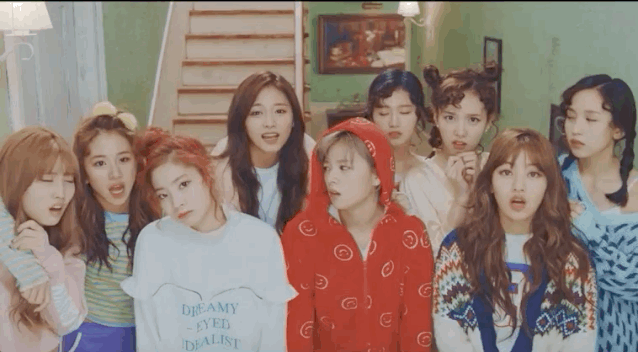 mv|这还是金希澈女友吗？！全团cos铠甲勇士，这也太尴尬了吧…