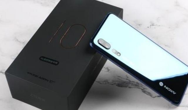 中兴|中兴始料未及！屏下摄像手机被质疑“碰瓷”，风头全被小米抢走了