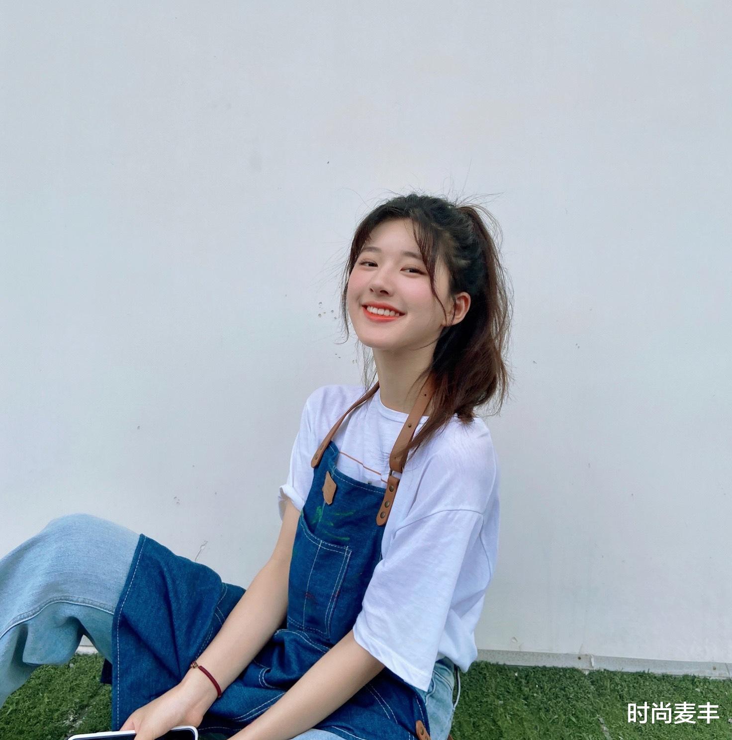 赵露思|赵露思的小圆脸太吃香了，穿白色T恤配高马尾，甜到让人心醉