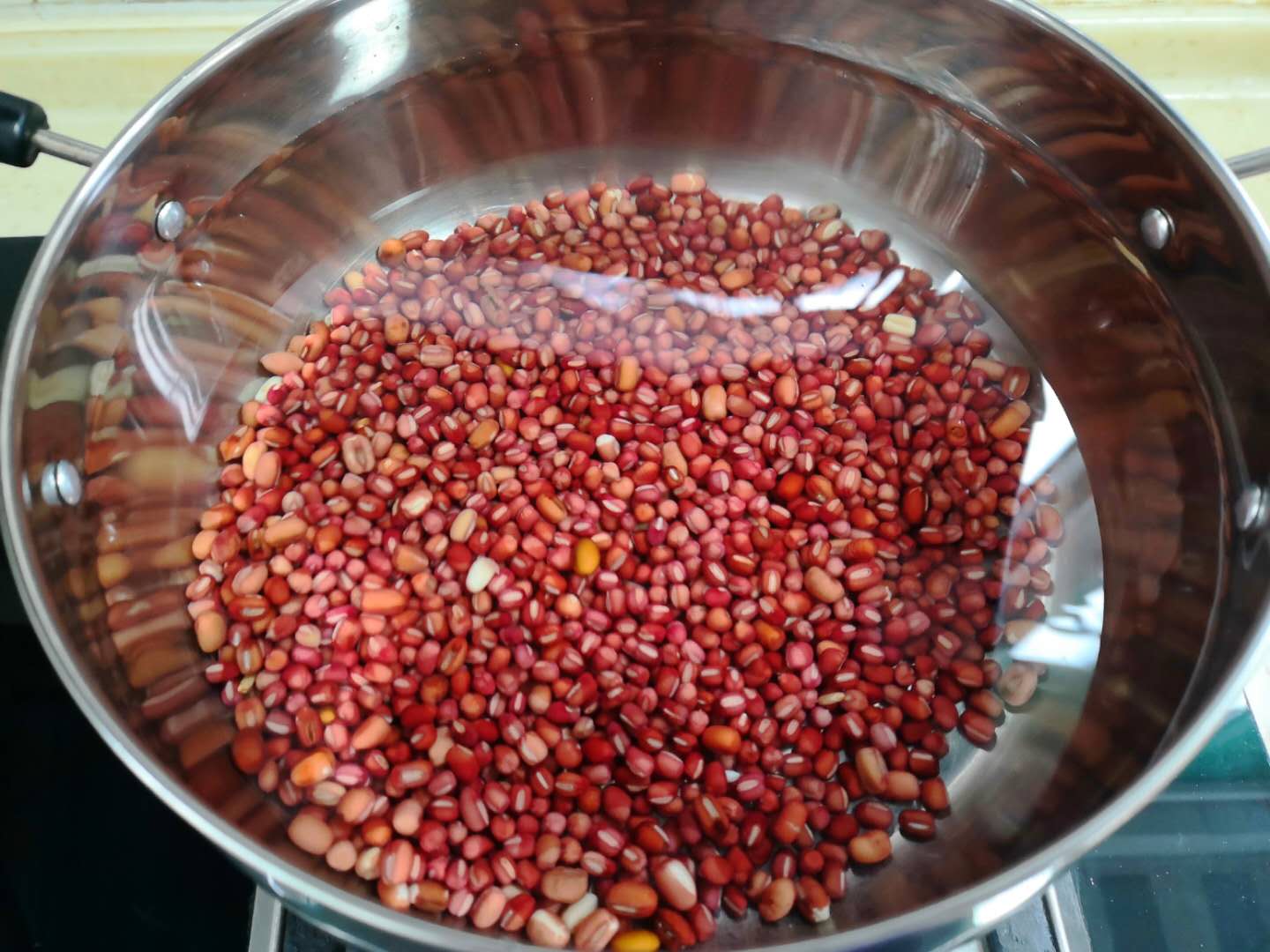 红豆：春天湿气重，这汤多给家人喝，清香鲜甜，祛湿健脾，家人身体棒