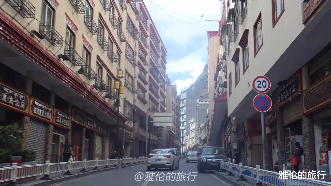 #川藏线#川藏线上这座县城，最高点海拔5252米，房屋建在险崖峭壁上难停车