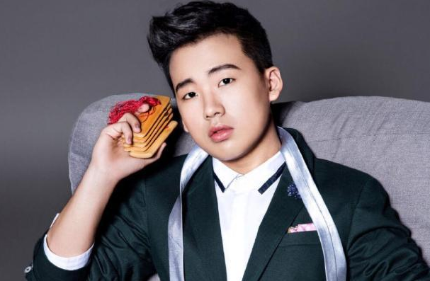 郭麒麟▲郭麒麟抱张天爱做游戏,手放的位置亮了,让整个娱乐圈情何以堪