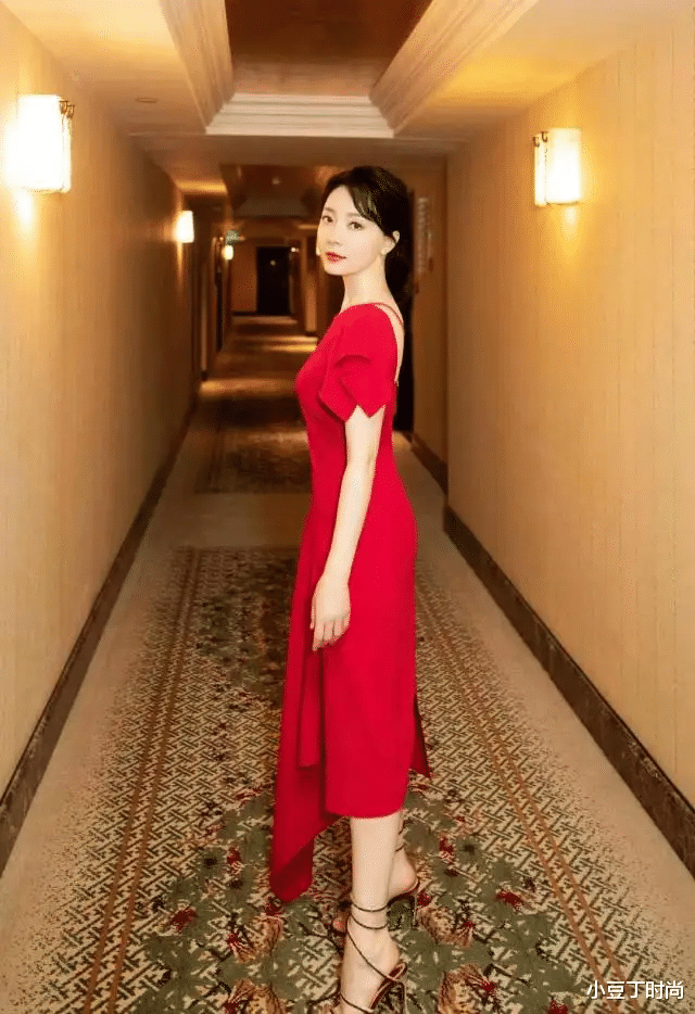 连衣裙|陈数新造型美爆了，穿粉色雪纺连衣裙配短发凹造型，优雅迷人