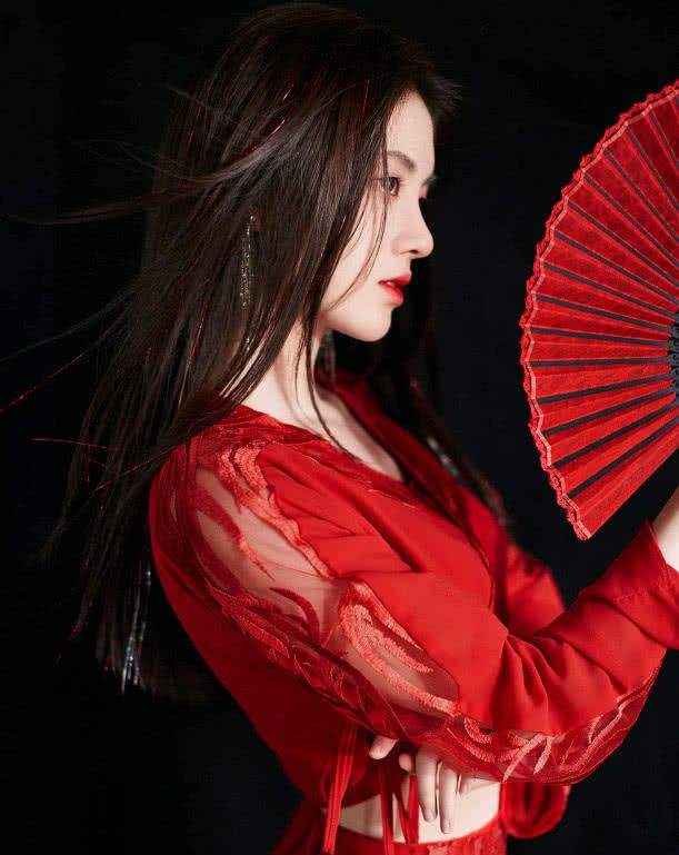 「」她被评为“华夏四千年第一美女”！多次因长相登顶热搜榜！美也是一种困扰？