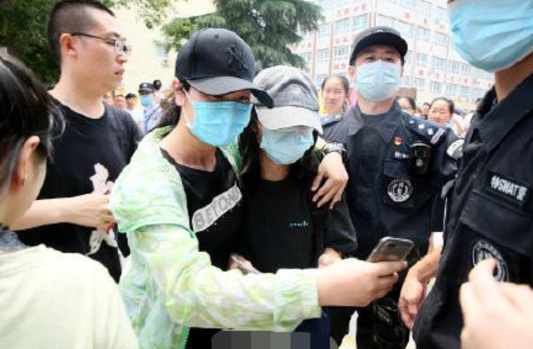 张子枫|“国民闺女”走出考场，现场水泄不通被追着拍，助理一把将其搂住