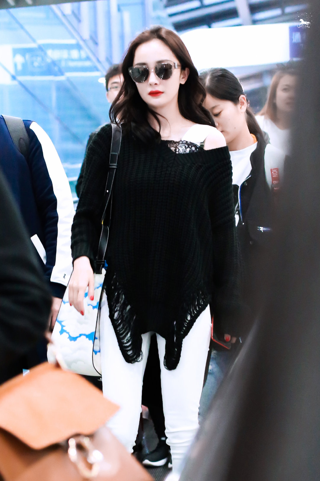 『杨幂』杨幂引以为傲的好衣品却完败秦岚，两人同台比美堪比秀场，选对衣服果然最重要