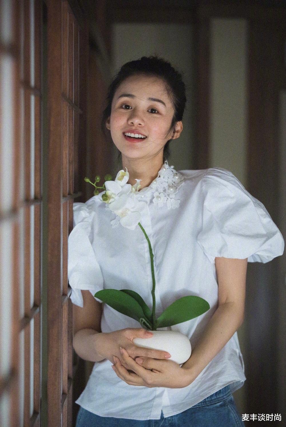 『衬衫』她被曝隐婚遭“隐藏”,穿复古白衬衫配牛仔裤,30岁娇俏似少女