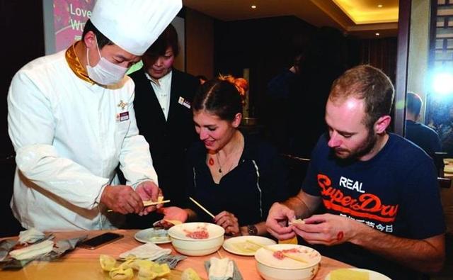 「馄饨」美国夫妻来中国，下决心点了两碗馄饨，结账时陷入迷茫：没算错？