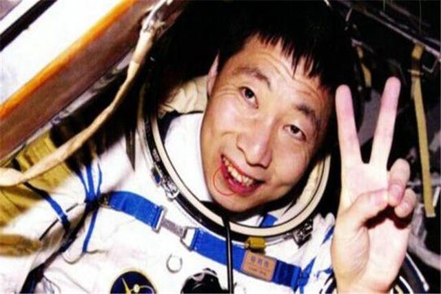 杨利伟|杨利伟返回地球后，为何现在都看不到他身影了？