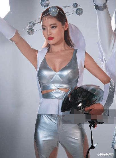 辛芷蕾：当辛芷蕾撞上倪妮，同是“外裤内穿”，前者丑出新高度，后者让人大饱眼福