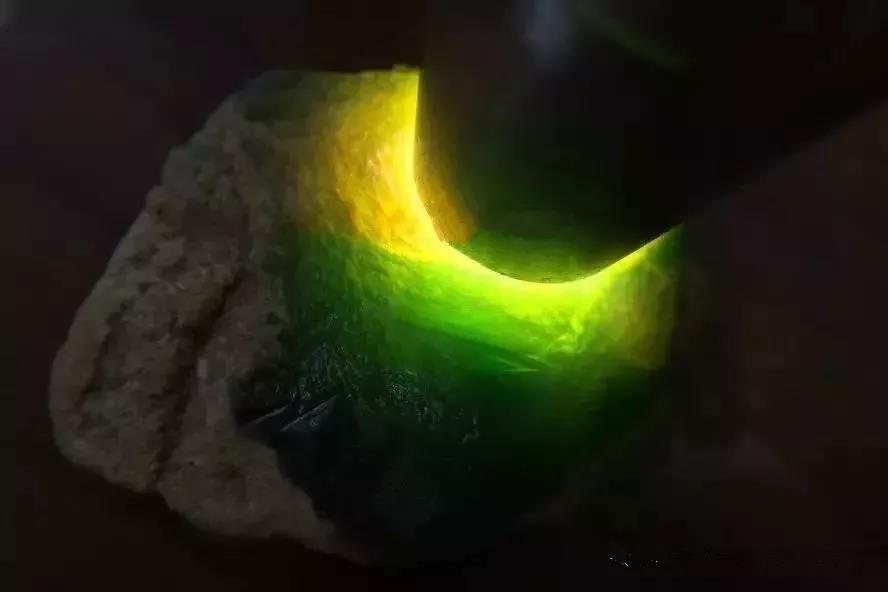 翡翠▲巡逻保安大叔巧遇翡翠原石，开窗黄加绿，成品让保安大叔往后衣锦无忧！