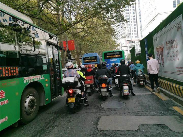 天眼新闻|今早贵阳北京路，堵成大型停车场