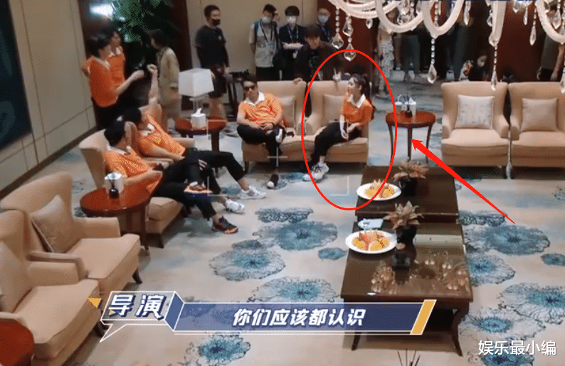 李沁：女明星的仪态有多重要？《奔跑吧》baby和李沁同框坐，姿势差距大