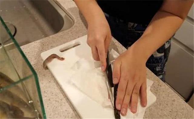 章鱼■亚洲最“残忍”鱼肴，活割鱼片后抛回水缸，鱼骨架竟出现这般景象