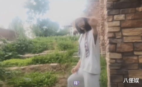 【苗苗】苗苗大方晒自家菜园，罕见全身出镜不见“大肚”，四肢纤细超少女