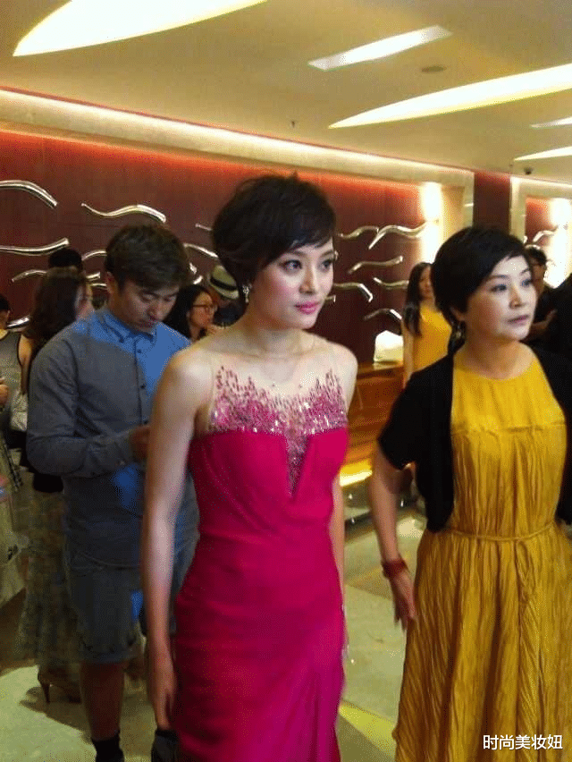 『孙俪』孙俪难得惊艳一回，穿玫红色连衣裙优雅高级，37岁气场强大