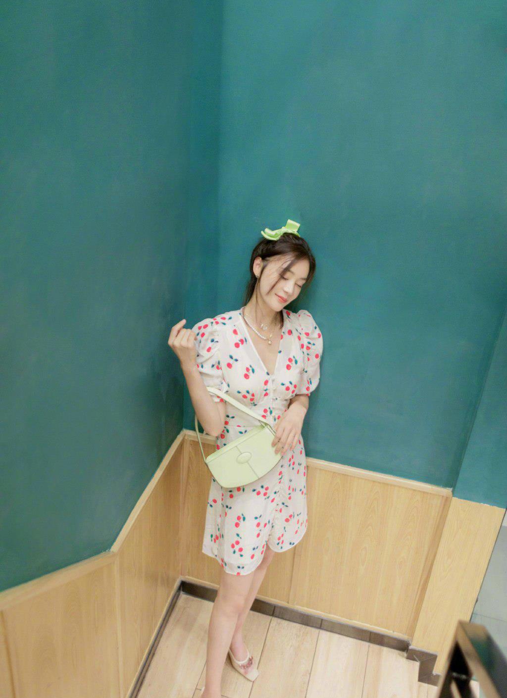 袁姗姗|袁姗姗真会穿，扎高马尾配小樱桃连衣裙，美成18岁清新少女