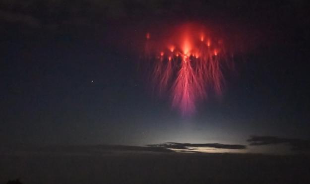 科学家|再次出现！“红色闪电”环绕地球上空，科学家：不是风景而是警告