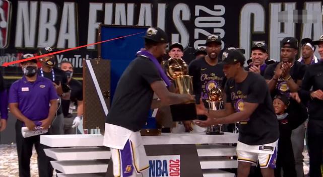 勒布朗·詹姆斯|高情商!全队捧杯时,谁注意角落里的詹姆斯:活该被称为联盟第一人