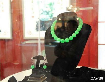 桃核|“赌徒”东方金钰：只有玉石，没有钱