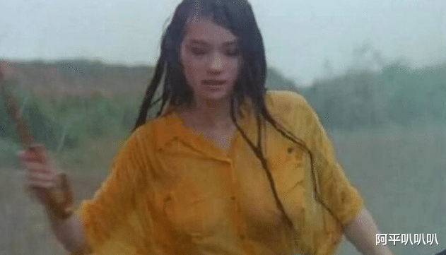 『娱乐圈』她曾与四位影帝合作，一场淋雨戏让她混身湿透，从此站稳娱乐圈地位