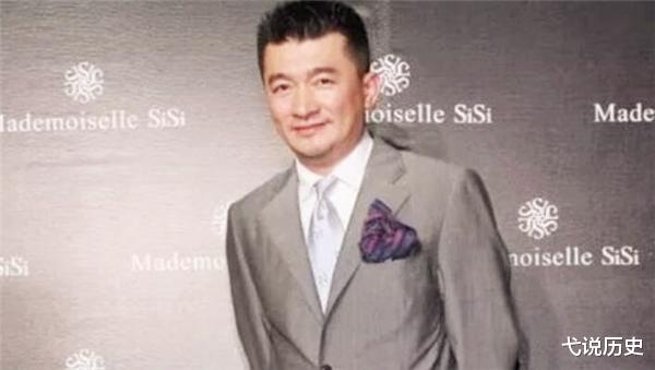 医生|跌落的百亿富豪：负债15亿妻子跑路，59岁为还债摆摊，终累亡街头