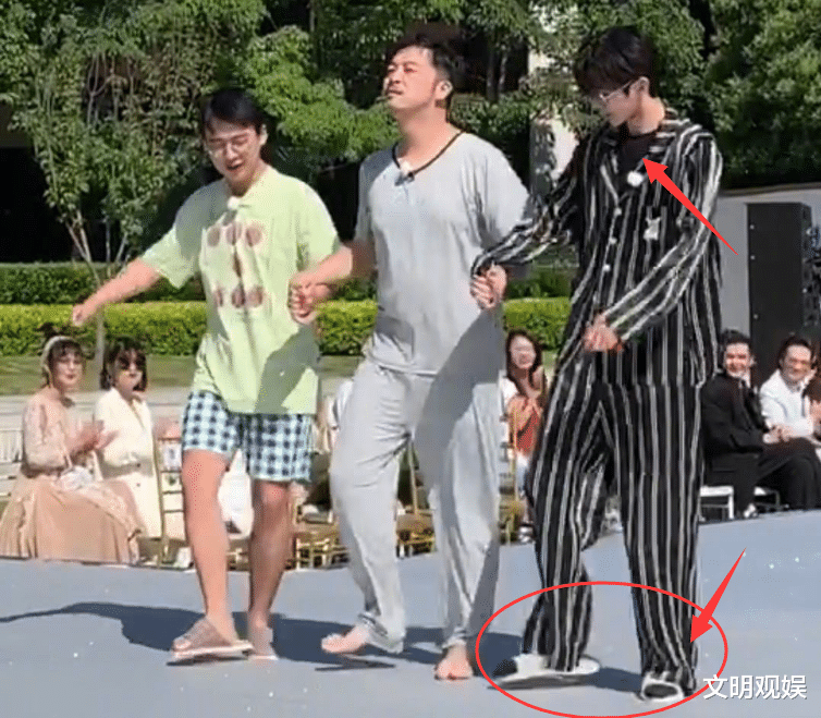 『蔡徐坤』跑男上演睡衣秀,郭麒麟像地主家的傻儿子,蔡徐坤却穿成了高定款