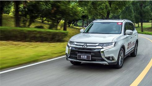 三菱欧蓝德|三菱欧蓝德低下高傲的头颅:油耗7.4L跌至14万,销量大涨84960辆