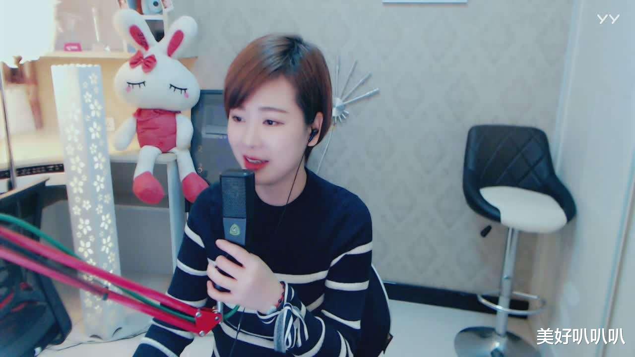 超女|16年了，超级女声出来后最火的是两个冠军，最不火的也是两个冠军