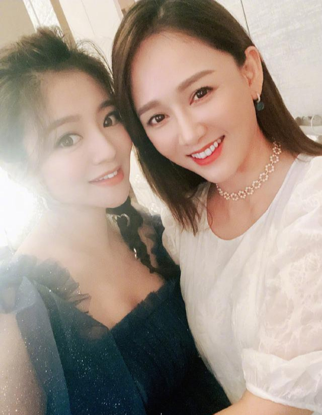 安以轩|40岁安以轩挺孕肚开庆生派对！众星云集似走红毯，向太夫妇都到场