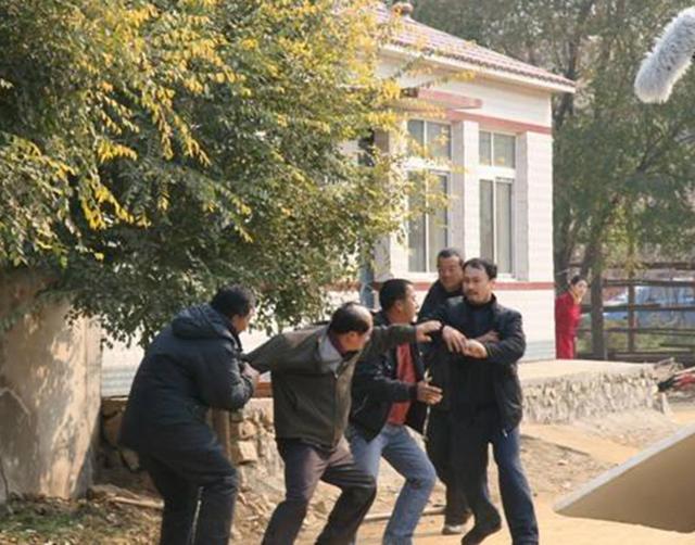 白鲸新视点|男子开挖掘机砸死堂兄弟，人倒后还继续攻击 警方：因经济纠纷