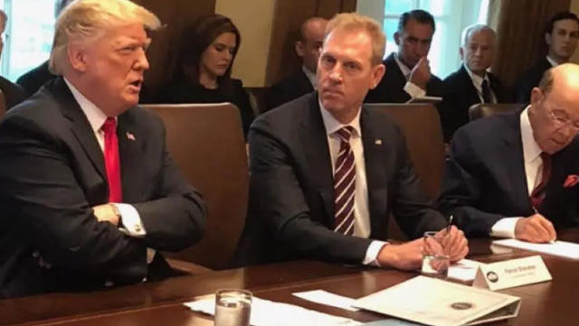 特朗普|特朗普性格随意风趣，看看他私下在办公室开会的状态，才知反差有多大