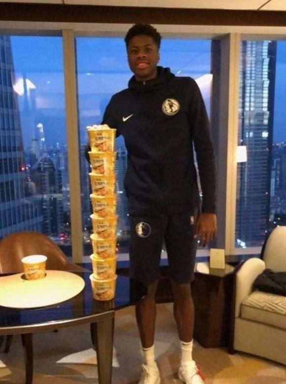斯蒂芬·库里▲普通人与NBA球员饭量差多少？奥胖吃鸡腿像剔牙，他一顿9桶泡面
