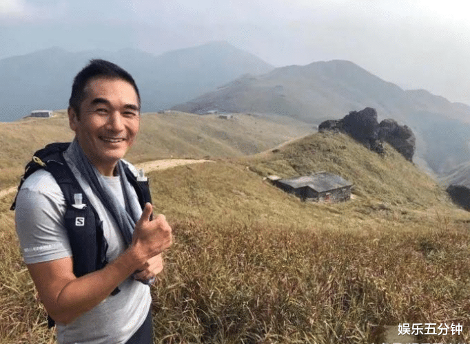方中信▲56岁方中信近照曝光，独自一人登山，身材发福也开始“秃头”了