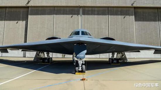 「b-2轰炸机」服役后领先至少30年，顶级隐身轰炸机问世，俄抱怨大国隐藏实力