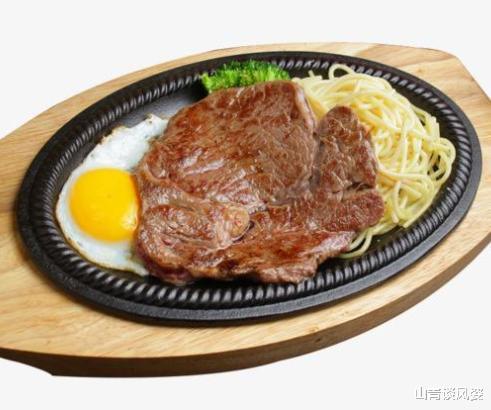 #牛排#吃牛排时，盘子里有个煎蛋，不懂的人直接吃掉，服务员见了乐开花