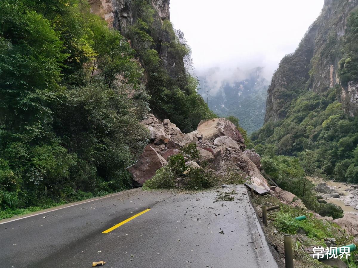 上海市|湖北兴山山体突然发生塌方事件，两名村民冒死示警，成功解救五辆汽车！