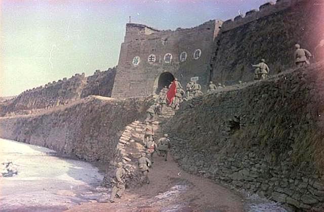 「苏联」解放军当时是怎么样攻城的？苏联人实拍攻城的彩照，图4的解放军敢死队