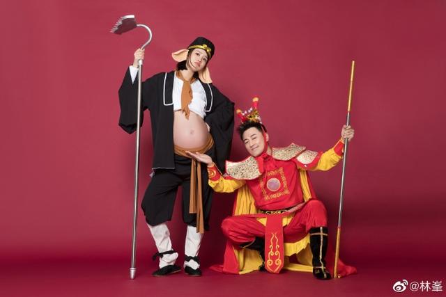 林峰|林峰官宣当爸！晒与老婆孕期甜蜜合影，一家三口一起握拳太萌