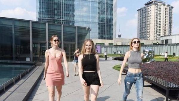 小姐姐|乌克兰街头旅游，当地小姐姐们都很大胆，堪称是“男人的天堂”