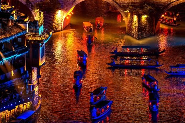 凤凰古城|凤凰古城旅游为何频频招黑？停车费真的很高吗？