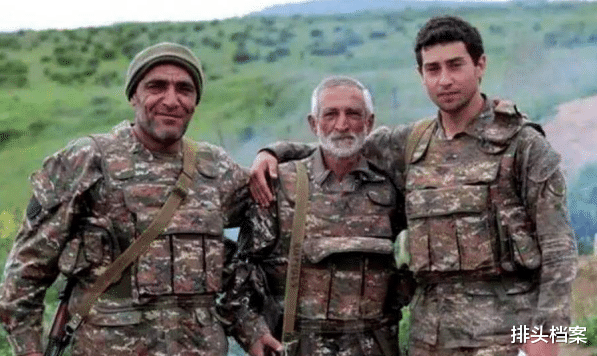 |二战惨烈画面再现，阿塞拜疆用卡车拉尸体，没空安葬就地掩埋