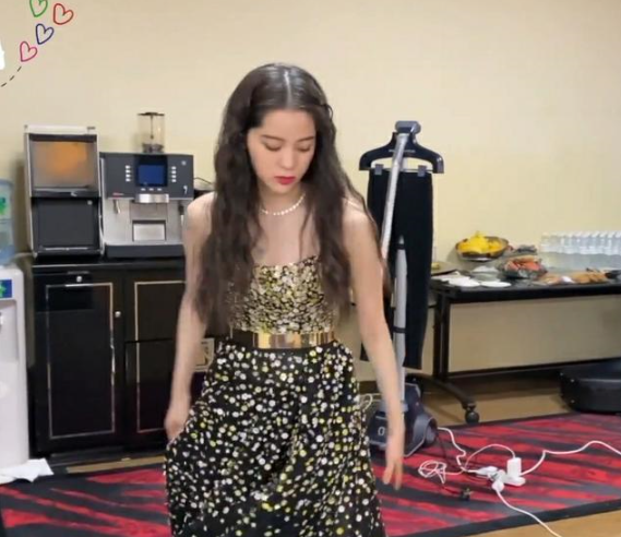 欧阳娜娜■欧阳娜娜后台换礼服，失去修图显现“面团脸”，身后大妈眼神亮了