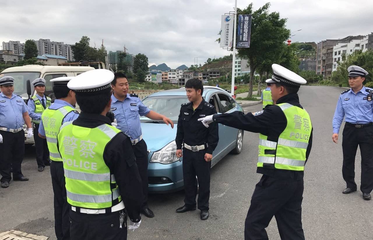交通法规|交警查车时，为什么先摸一下车尾？本以为只是习惯，原来作用很大